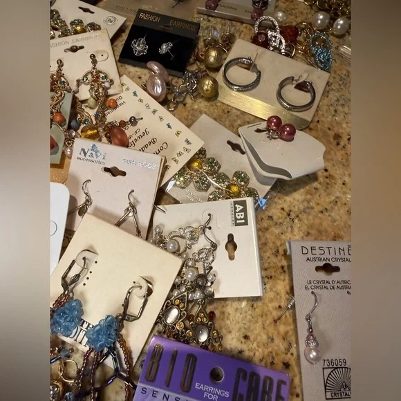 Variety of vintage costume jewelry - Earrings - Picture 8 of 16